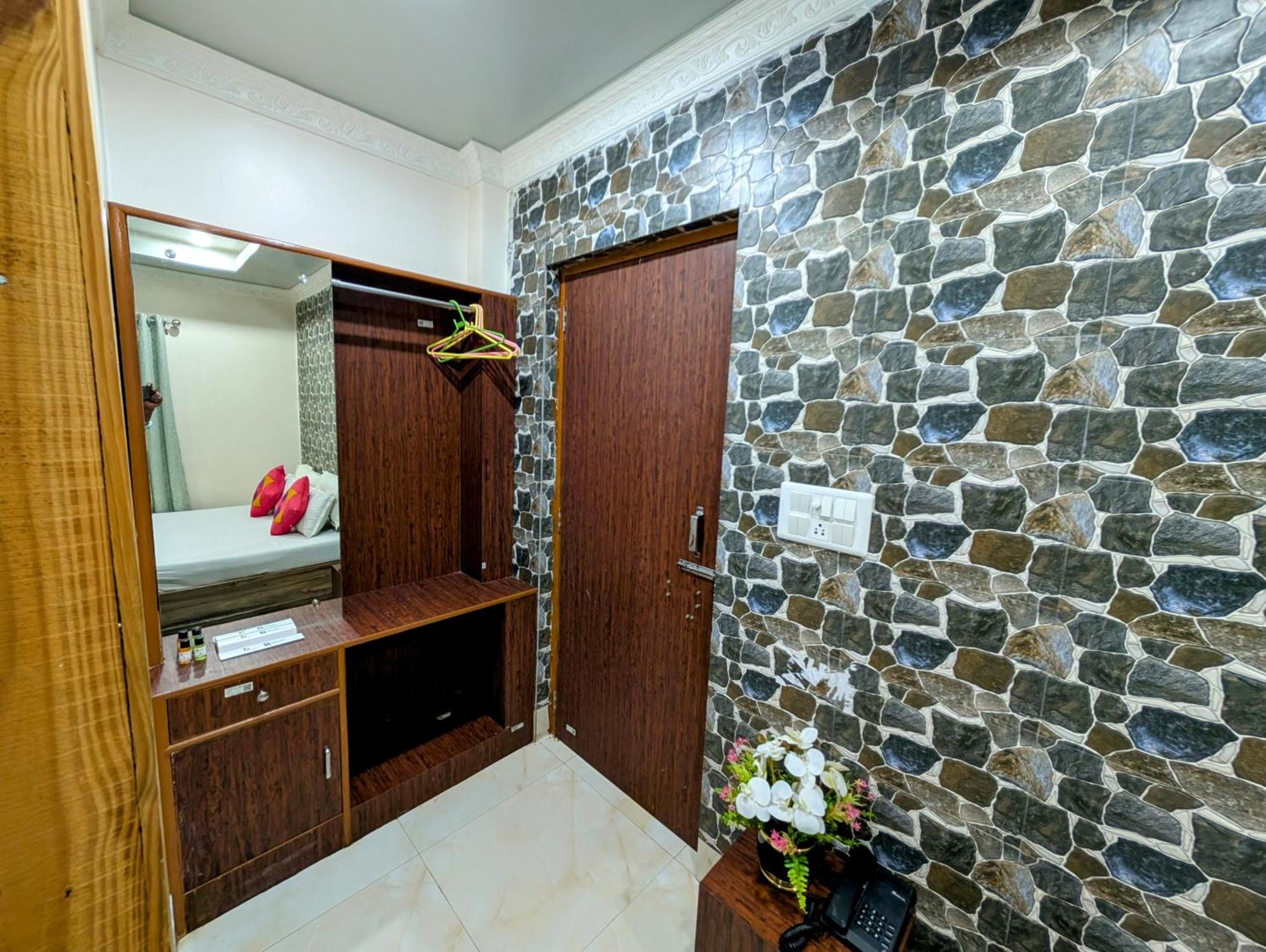 Dip Holidays Shanti Niketan Room photo
